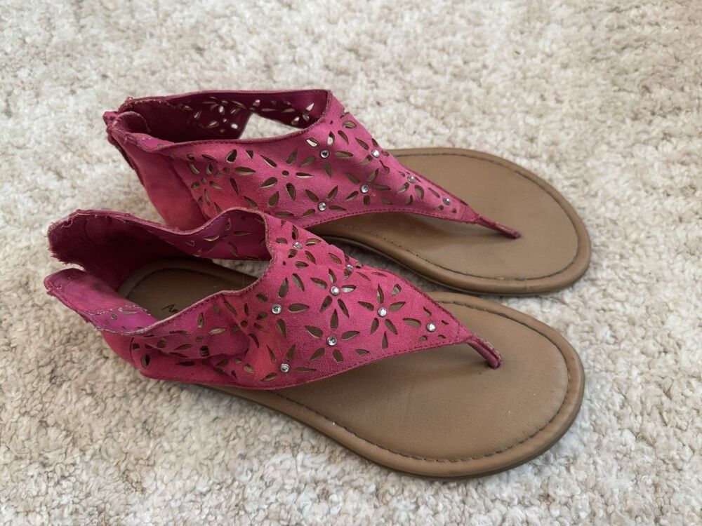 American Eagle girls laser cut rhinestone pink sandals size 3.5 GUC